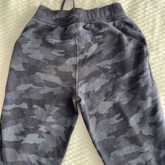Lululemon Women’s Size 4 Gray Camo Sweatpants - Picture 6 of 9
